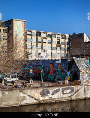 Berlin, Friedrichshain, YAAM, jungen afrikanischen Kunstmarkt. Riverside-Beachclub. Bunte Straße Art Mauern. Sommer-Entertainment-venue.Informal-Business. Stockfoto