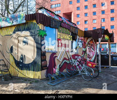 Berlin, Friedrichshain, YAAM, jungen afrikanischen Kunstmarkt. Riverside-Beachclub. Bunte Straße Art Mauern. Sommer-Entertainment-venue.Informal-Business. Stockfoto