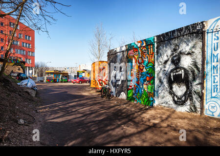 Berlin, Friedrichshain, YAAM, jungen afrikanischen Kunstmarkt. Riverside-Beachclub. Bunte Straße Art Mauern. Sommer-Entertainment-venue.Informal-Business. Stockfoto