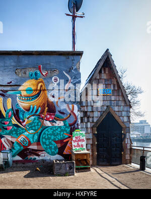 Berlin, Friedrichshain, YAAM, jungen afrikanischen Kunstmarkt. Riverside Beachclub mit Basketball & Volleyball Gerichten, eine Bar sowie live-Konzerten & Musik Stockfoto