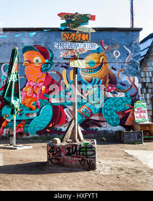 Berlin, Friedrichshain, YAAM, jungen afrikanischen Kunstmarkt. Riverside-Beachclub. Bunte Straße Art Mauern. Sommer-Entertainment-venue.Informal-Business. Stockfoto