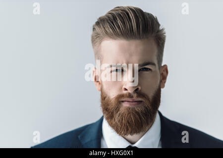 Close-up Portrait von schönen bärtigen Geschäftsmann Blick in die Kamera Stockfoto