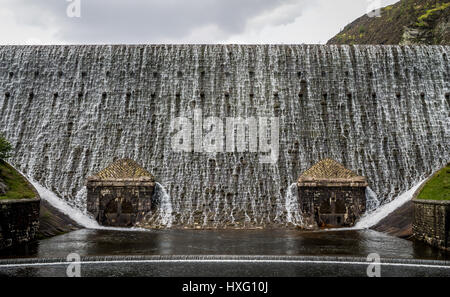 Wasser fließt schnell über Caban Coch Damm im Elan-Tal, Rhayader. Stockfoto