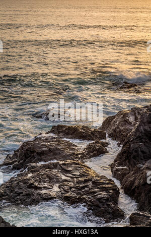 Orange Glanz der Abendsonne an der Treyarnon Bay, Cornwall. 2015. Stockfoto