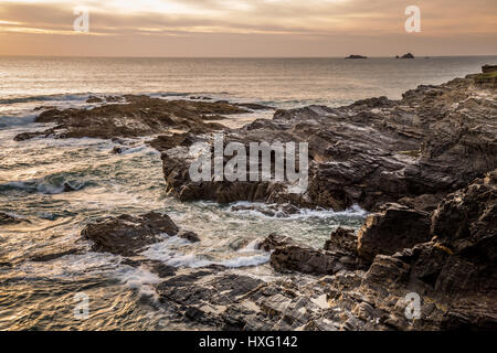 Orange Glanz der Abendsonne an der Treyarnon Bay, Cornwall. 2015. Stockfoto