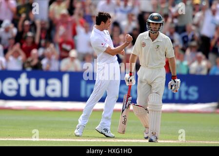 JAMES ANDERSON feiert SIMO ENGLAND V Australien CARDIFF SWALEC Stadion SOPHIA Gärten WALES 10. Juli 2009 Stockfoto