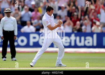 JAMES ANDERSON feiert SIMO ENGLAND V Australien CARDIFF SWALEC Stadion SOPHIA Gärten WALES 10. Juli 2009 Stockfoto