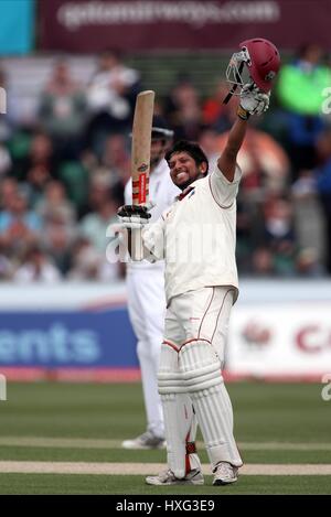 RAMNARESH SARWAN feiert als ENGLAND V Westinseln 2. NPOW RIVERSIDE CHESTER-LE-STREET ENGLAND 17. Mai 2009 Stockfoto