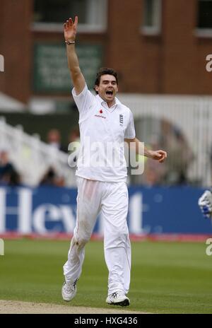 JAMES ANDERSON feiert ENGLAND V Neuseeland TRENT BRIDGE NOTTINGHAM ENGLAND 6. Juni 2008 Stockfoto