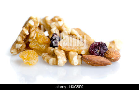 Muttern-Mischung mit Nüssen, Rosinen, Cashew und getrockneten Früchten isoliert auf weißem Hintergrund Stockfoto