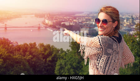 Junge Frau zeigt Budapest Panorama im Sonnenuntergang, Ungarn Stockfoto