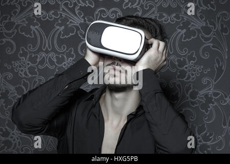 Kaukasischen Jüngling in virtual-Reality-Kopfhörer genießen simulation Stockfoto