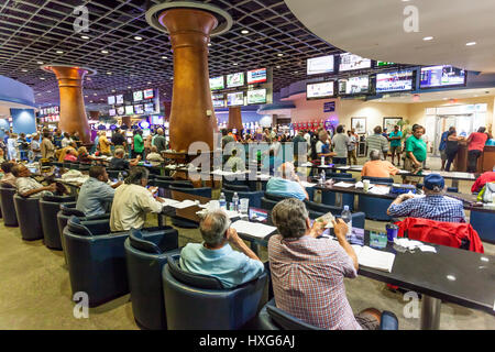 HALLANDALE BEACH, USA - 11. März 2017: Menschen Wetten und Glücksspiele im Gulfstream Park Casino in Hallandale Beach. Florida, United States Stockfoto
