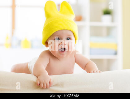 Baby Boy weared in lustigen Hut im Kindergarten Stockfoto