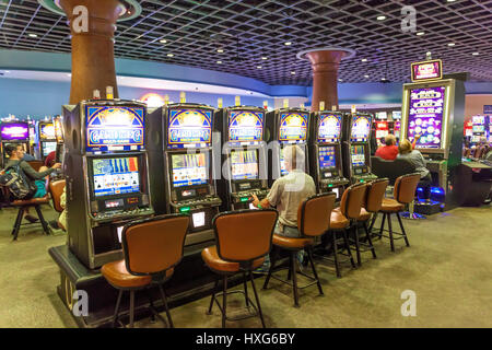 HALLANDALE BEACH, USA - 11. März 2017: Slot-Maschinen an der Gulfstream Park Casino in Hallandale Beach. Florida, United States Stockfoto