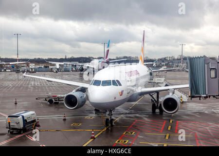 Köln, Deutschland - 9. März 2017: GermanWings Airbus A319-100 an der Pforte des Flughafen Köln-Bonn, Deutschland Stockfoto