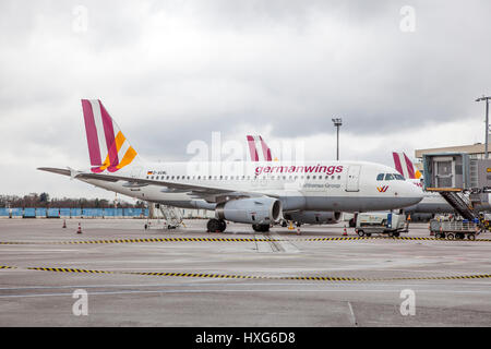 Köln, Deutschland - 9. März 2017: GermanWings Airbus A319-100 an der Pforte des Flughafen Köln-Bonn, Deutschland Stockfoto