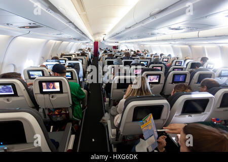 Köln, Deutschland - 9. März 2017: Innenraum der EuroWings Airbus-Flugzeuge bereit zur Abfahrt am Kölner Flughafen, Deutschland Stockfoto