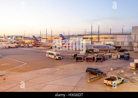 MIAMI, USA - 10. März 2017: American Airlines Flugzeuge an der Pforte des Miami International Airport. Florida, United States Stockfoto