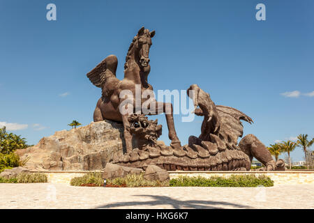 HALLANDALE BEACH, USA - 11. März 2017: Statue von Pegasus in Gulfstream Park einen Drachen zu besiegen. Hallandale Beach, Florida, Vereinigte Staaten von Amerika Stockfoto