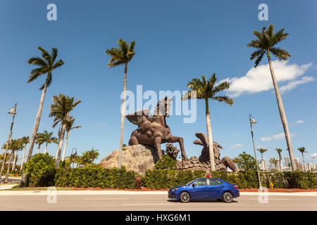 HALLANDALE BEACH, USA - 11. März 2017: Statue von Pegasus in Gulfstream Park einen Drachen zu besiegen. Hallandale Beach, Florida, Vereinigte Staaten von Amerika Stockfoto