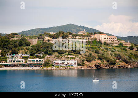 Europa, Italien, Toskana, Insel Elba, Porto Azzurro Dorf mit San Giacono Festung Stockfoto