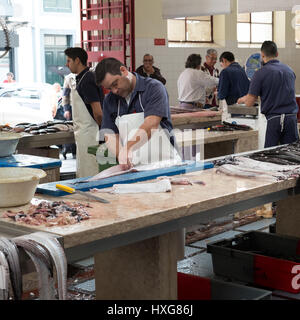 Ein Fischhändler bereitet ein Schwarzer Degenfisch in Filets Verkauf Adie Fischmarkt in Funchal, Madeira Stockfoto