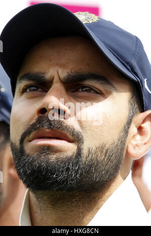 Dharasmhala, Indien. 27. März 2017. Indischen Cricket Team Kapitän Virat Kohli in anderen Stimmung während der Preisverleihung Verteilung als Indien gewann das 4. Testspiel und auch 4 Test-Serie gegen Australien in Dharamshala passen. Bildnachweis: Shailesh Bhatnagar/Pacific Press/Alamy Live-Nachrichten Stockfoto