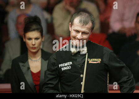 IAN MCCULLOCH & MICHAELA TABB ENGLAND & Schiedsrichter Tiegel SHEFFIELD ENGLAND 22. April 2003 Stockfoto