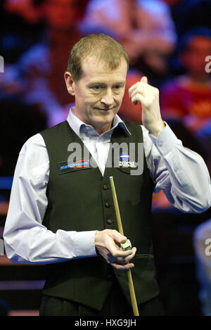 STEVE DAVIS EMBASSY WORLD CHAMPIONSHIPS BARBICAN CENTRE YORK ENGLAND 10. Dezember 2002 Stockfoto