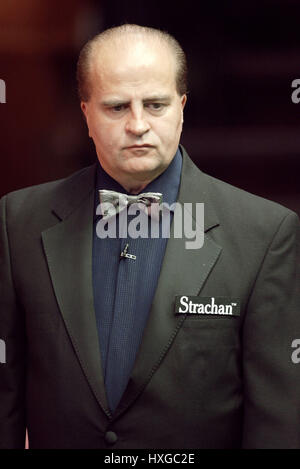 LAWRIE ANNANDALE SNOOKER Schiedsrichter Tiegel SHEFFIELD ENGLAND 20. April 2003 Stockfoto