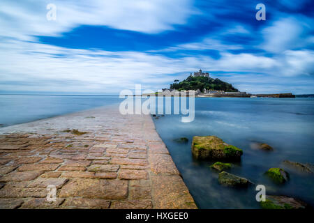 Langzeitbelichtung Foto von St. Michaels Mount in der Nähe von Marazion, Cornwall. Der Causeway entnommen, wie das Meer in Fast kam. Stockfoto