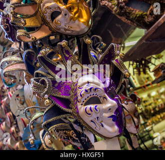 Sammlung von venezianischen Masken Festival. Sehr bunt, traditionelle Masken verwendet in der Zeit des Karnevals Maskerade. Stockfoto