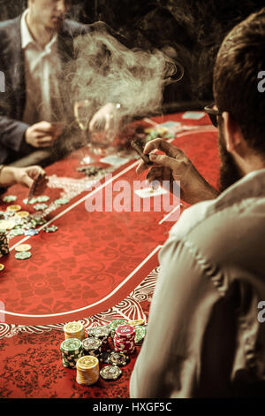 Rückansicht des Räuchermann Pokern im casino Stockfoto
