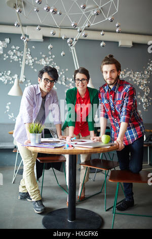 Erfolgreichen Kollegen Blick in die Kamera vom Arbeitsplatz Stockfoto
