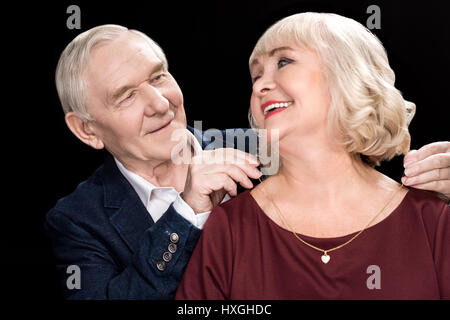 Ältere Mann, der goldenen Kette um Hals glücklich Frau lächelnd Stockfoto