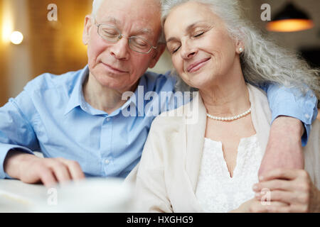 Amourösen älteres paar zu zweit zu genießen Stockfoto