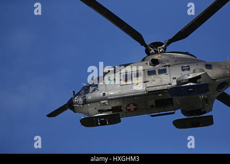 Flughafen von Locarno, Tessin, Schweiz; 27. März 2017: ein Schweizer Luftwaffe Eurocopter AS332 Super Puma Militärhubschrauber in SAR-Operationen mit Ski verwendet Stockfoto