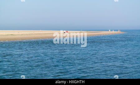 Aktive Rentner zu Fuß am Strand von West friesischen Wattenmeer Insel Texel, Niederlande Stockfoto