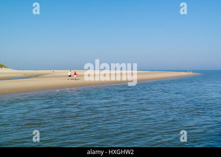 Aktive Rentner zu Fuß am Strand in der Nähe Küste West friesischen Wattenmeer Insel Texel, Niederlande Stockfoto