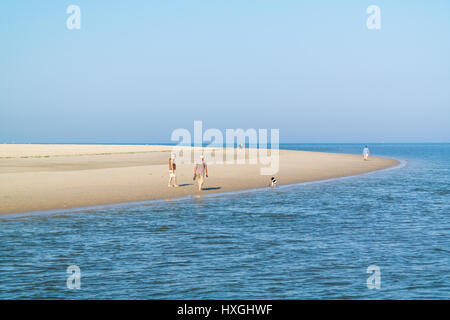 Aktive Rentner zu Fuß am Strand in der Nähe Küste West friesischen Wattenmeer Insel Texel, Niederlande Stockfoto