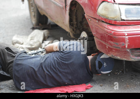 Reparatur eines Autos in Midle Straße in Grnada nicaragua Stockfoto