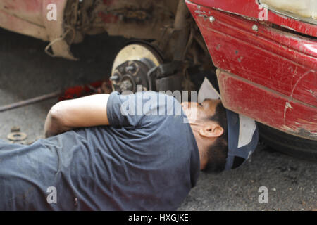 Reparatur eines Autos in Midle Straße in Grnada nicaragua Stockfoto