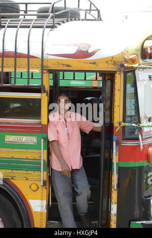 Die Menschen werden immer ein- und Ausschalten der Bus in Nicaragua, eine billigste Art zu reisen ist mit Huhn Busse Stockfoto