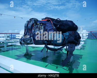 Touristen-Rucksäcke sind gepackt und links auf der Fähre-Bank. Stockfoto