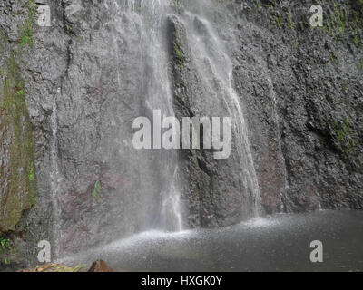 Wasserfall, ziemlich trocken, aber kaltes Wasser auf einem Wasserfall Stockfoto