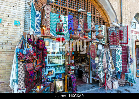 Souvenir-Shop am Bazar von Isfahan neben Naqsh-e Jahan Platz (Imam-Platz, Formlerly Shah-Platz) im Zentrum von Isfahan im Iran Stockfoto