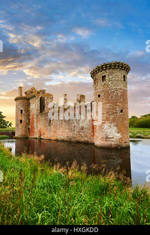 Außenseite des Caerlaverock Castle, Dumfries und Galloway, Schottland, Stockfoto