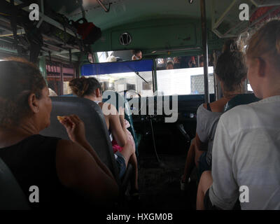 Leute sitzen im Huhn Bus warten auf ihre billig und unbequem fahren Stockfoto