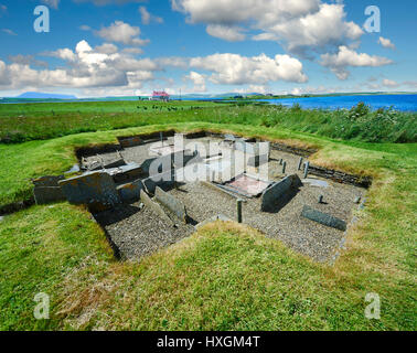 Die eingelassenen Kasten Betten und Harth eines der 8 Häuser der Siedlung aus der Jungsteinzeit Barnhouse Ausgrabungsstätte, ca. 3000 v. Chr., Loch Harray Orkn Stockfoto